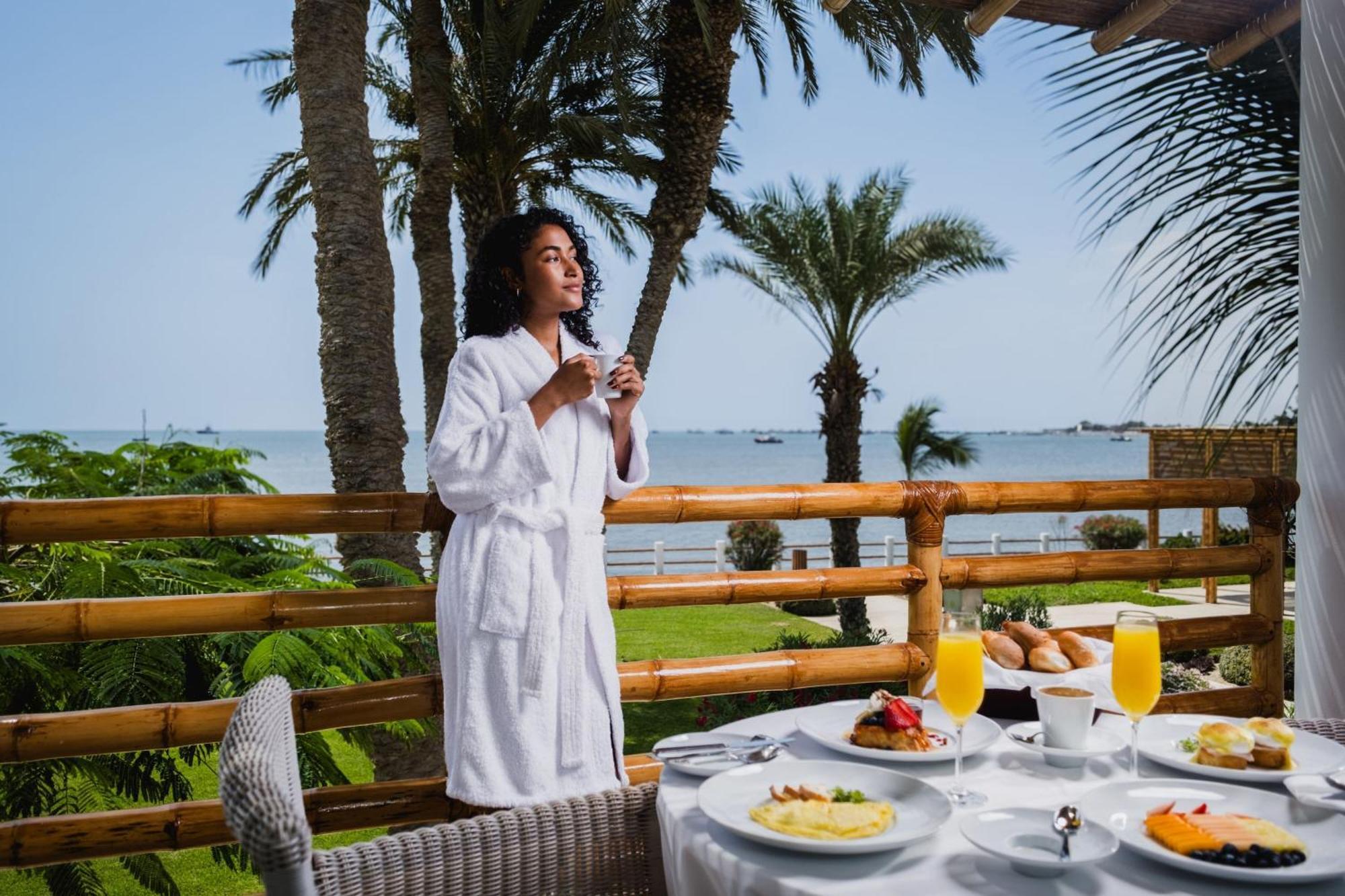 Hotel Paracas, A Luxury Collection Resort, Паракас Экстерьер фото A woman wearing a bathrobe